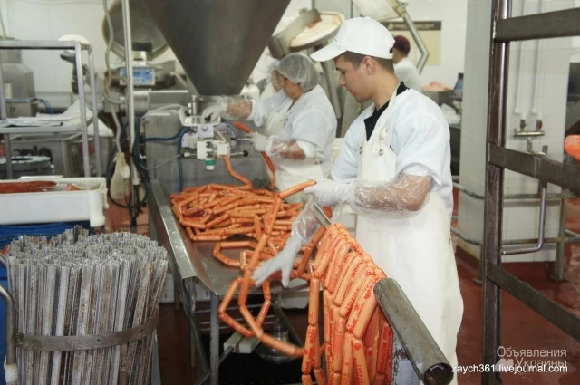 Фото Рабочие на упаковку сосисок в Польшу