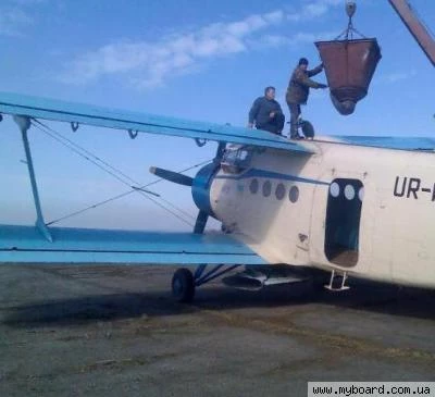 Фото Авиарассев минеральных удобрений самолетами Ан-2 и вертолетом