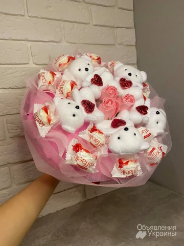 Фото Букет из мыльных роз, конфет и мини игрушек