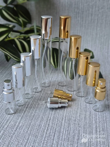 Фото Флакончики скляні зі спреями металевими, пластиковими