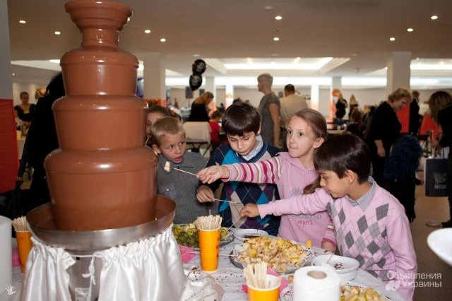 Фото Шоколадный фонтан на детский праздник – десерт и развлечение!