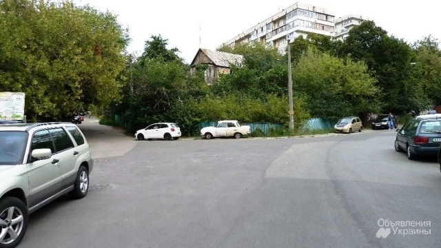 Фото Земельный участок с двухэтажным старым домом в Печерском районе Киева.