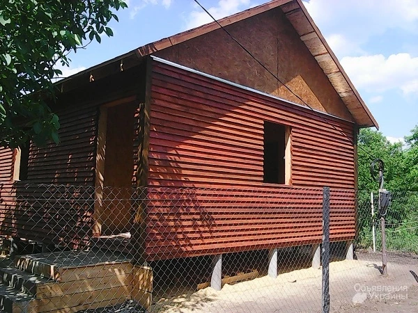 Фото Садовый, дачный домик с террасой и мансардой.