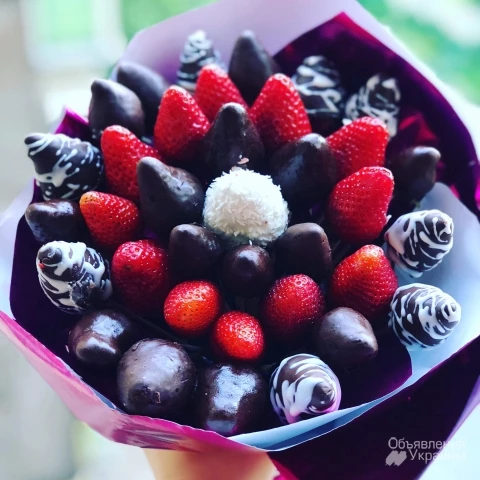 Фото Смешиваем в букеты клубнику, ягоды, шоколад, цветы