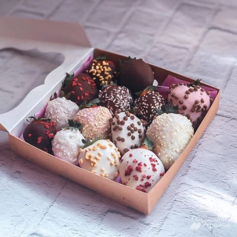 Фото Подарочные наборы из клубники в шоколаде учителям