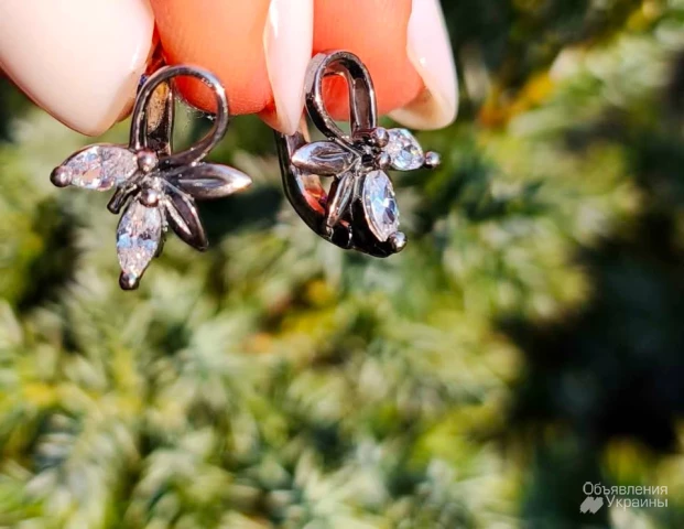 Фото Нові срібні чорнені сережки з білими фіанітами квітка