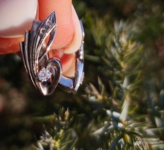 Фото Срібні чорнені нові сережки з білими фіанітами з англійською застібкою