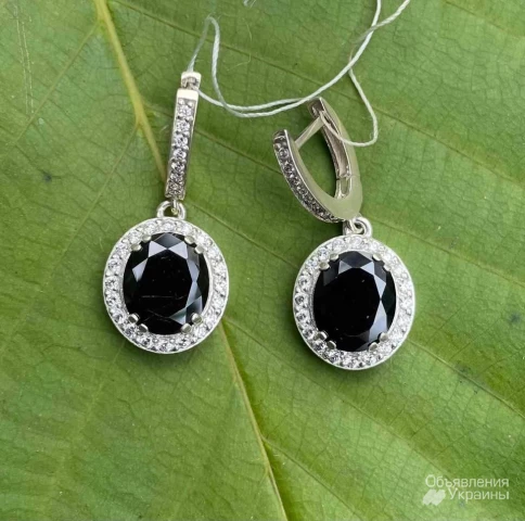 Фото Нові срібні сережки з великим чорним та маленькими білими фіанітами