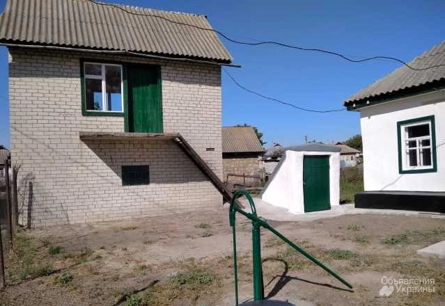 Фото старый дом в центре села Степанки, 18 км от города Черкассы.